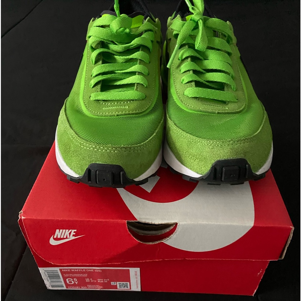 Authentic Nike waffle sneakers size 6.5 boys excellent condition practically new